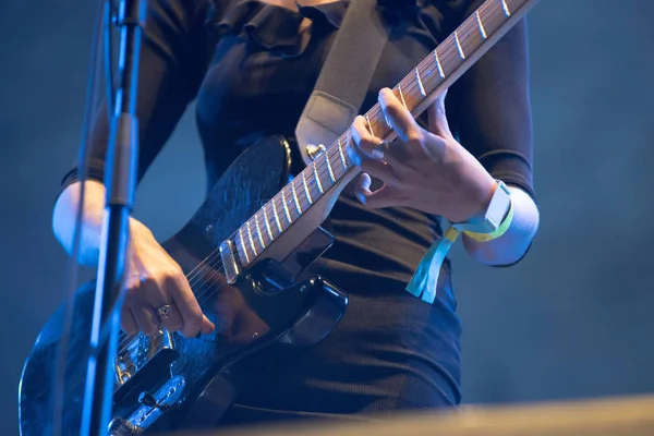 Primer Plano Las Manos Del Músico Tocando Guitarra Eléctrica — Foto de Stock