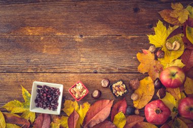 Sonbahar natürmort kavramı arka plan. Yapraklar sonbaharda, Masa üstü goodies hasat. Metin, Şükran günü kartpostal için yer