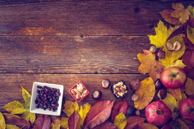 Sonbahar natürmort kavramı arka plan. Yapraklar sonbaharda, Masa üstü goodies hasat. Metin, Şükran günü kartpostal için yer