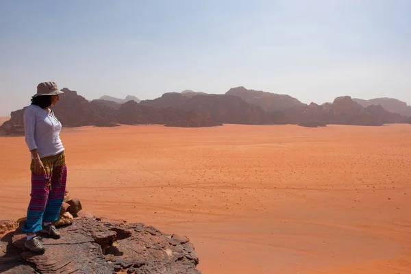 Frau Die Die Wüstenlandschaft Aus Felsiger Höhe Beherrscht Wadi Rum — Stockfoto