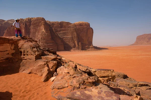 Kvinna Som Beundrar Ökenlandskap Från Stenig Höjd Wadi Rum Jordanien — Stockfoto