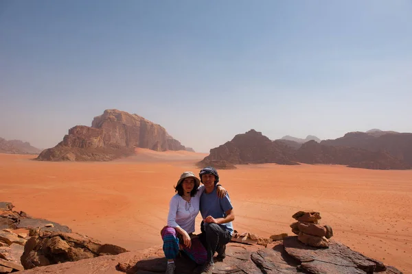 Paar Macht Selfie Foto Der Wüste Wadi Rum Jordanien — Stockfoto