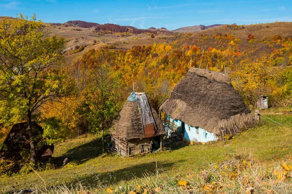 Заброшенный Дом Горах Цветные Осенние Леса — стоковое фото