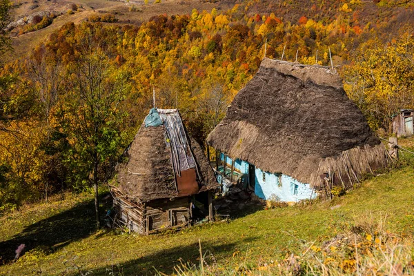 Verlaten Huis Bergen Kleurrijke Herfst Bos — Stockfoto