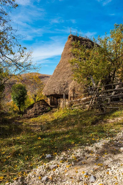 Opuštěné Dřevěné Stodoly Horách Barevné Podzimní Les — Stock fotografie