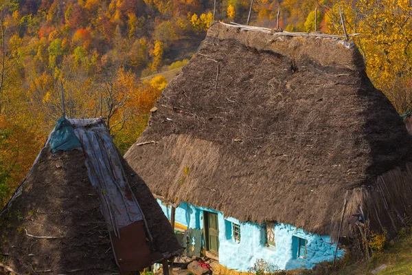 Verlaten Houten Huis Met Rieten Dak Bergen Kleurrijke Herfst Bos — Stockfoto