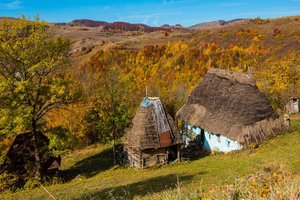 Заброшенный Дом Горах Цветные Осенние Леса — стоковое фото