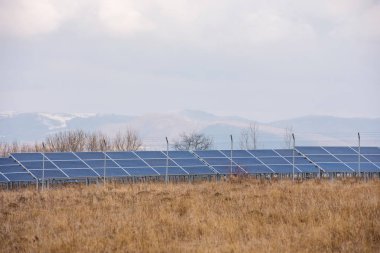 Güneş paneli park. Büyük fotovoltaik güç istasyonu. Ekolojik yenilenebilir enerji