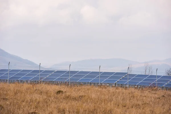Parque Painéis Solares Grande Central Fotovoltaica Energias Ecológicas Renováveis — Fotografia de Stock