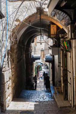 Jerusalem, İsrail - 15 Mayıs 2015: turistler şehrin eski Müslüman çeyrek 