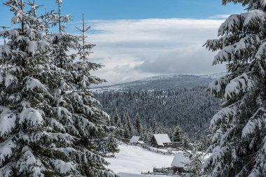 Idyllic kış harikalar diyarı dağ evi, pansiyon manzarası