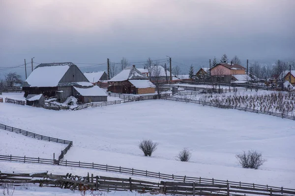 Pueblo Alpino Transilvania Rumania Casas Cubiertas Nieve Invierno —  Fotos de Stock