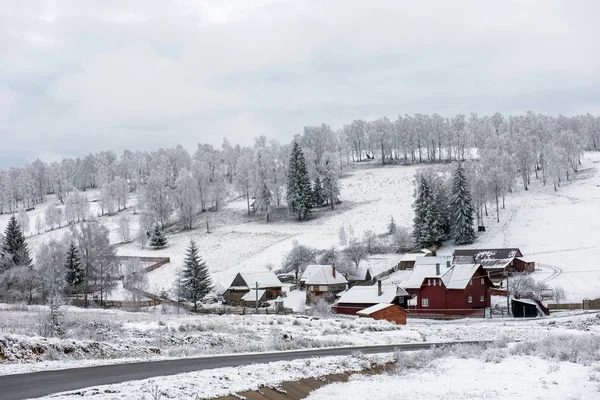 Invierno Montaña Pueblo Paisaje Con Nieve Cubierto Casas — Foto de Stock