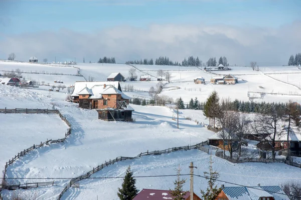 Invierno Montaña Pueblo Paisaje Con Nieve Cubierto Casas — Foto de Stock