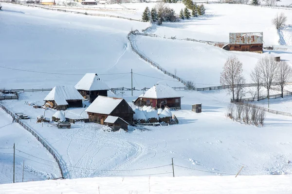 Zimowy Górski Krajobraz Wsi Pokrytymi Śniegiem Domami — Zdjęcie stockowe