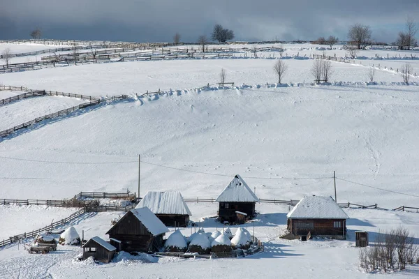 Zimní Horská Vesnice Krajina Zasněženými Domy — Stock fotografie