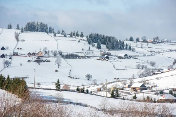 Vinterlandskap Med Snötäckta Träd Och Kullar — Stockfoto