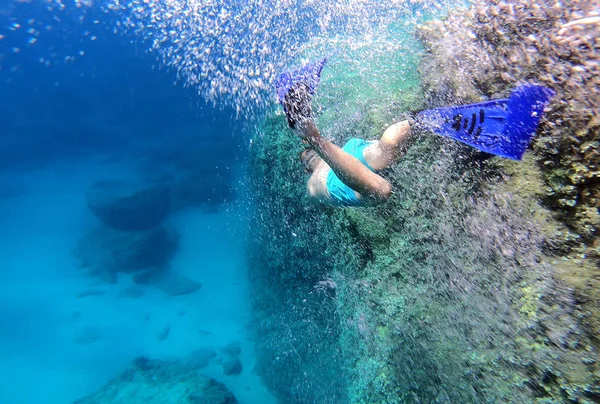 浮潜人游泳水下在蓝色海水 — 图库照片