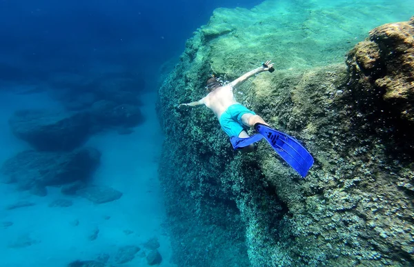 Hombre Snorkel Nadando Bajo Agua Agua Mar Azul Imágenes De Stock Sin Royalties Gratis