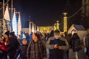 Cluj Napoca, Romanya - 30 Aralık 2017: Noel zevk neşeli insanlar geceleri eski şehir ve hediyeler ve hediyeler satın alma Merkezi Pazar 
