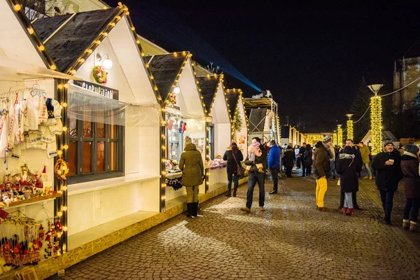 克卢日克卢日纳波 罗马尼亚 2017年12月30日 愉快的人享受圣诞节市场在晚上在老城市的中心和买礼物和糖果 — 图库照片
