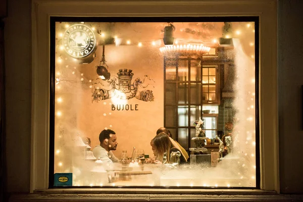 Cluj Rumania Diciembre 2018 Gente Cenando Con Vino Restaurante Lujo —  Fotos de Stock
