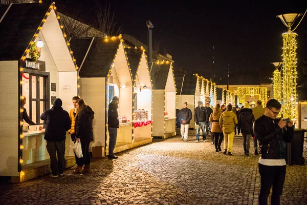 Cluj Napoca Roménia Dezembro 2017 Pessoas Alegres Desfrutando Mercado Natal — Fotografia de Stock