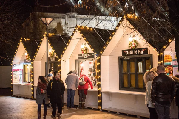 Cluj Napoca Roménia Dezembro 2017 Pessoas Alegres Desfrutando Mercado Natal — Fotografia de Stock