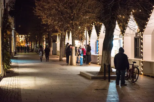 Cluj Napoca Roménia Dezembro 2017 Pessoas Alegres Desfrutando Mercado Natal — Fotografia de Stock