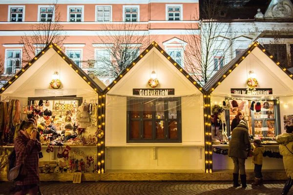 Cluj Napoca Roménia Dezembro 2017 Pessoas Alegres Desfrutando Mercado Natal — Fotografia de Stock