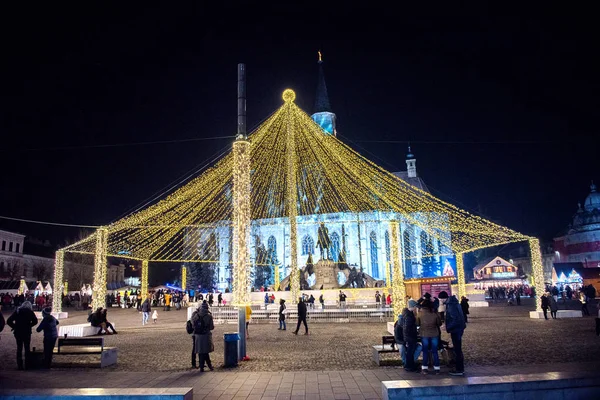 Cluj Napoca Roménia Dezembro 2017 Pessoas Alegres Desfrutando Mercado Natal — Fotografia de Stock