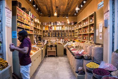 Jerusalem, İsrail - 15 Mayıs 2016: Turistler ve yerel Yahudilerin kutsal şehri, Machane Yehuda yerel pazar ziyaret etti