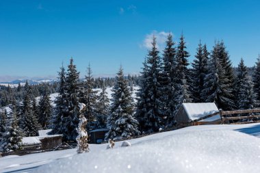 Idyllic kış harikalar diyarı dağ evi, pansiyon manzarası