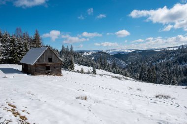 Idyllic kış harikalar diyarı dağ evi, pansiyon manzarası