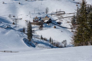 Karla kaplı evleri olan kış köyü manzarası