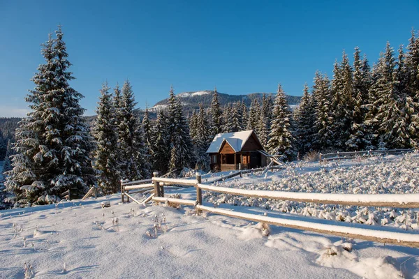 Paisaje Idílico Montaña Invierno Maravilloso Con Chalet Montaña Lodge — Foto de Stock