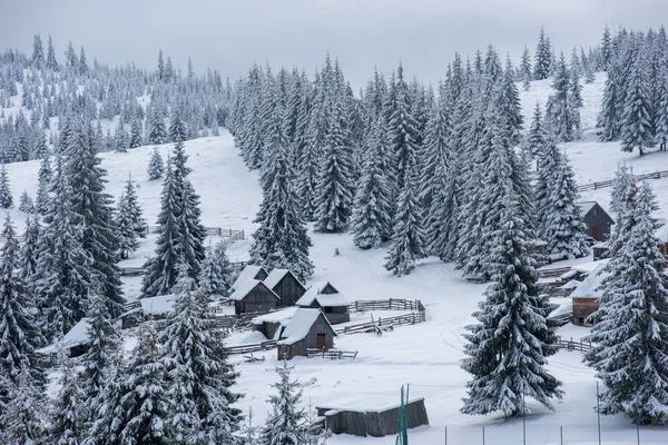 Invierno Montaña Pueblo Paisaje Con Nieve Cubierto Casas — Foto de Stock