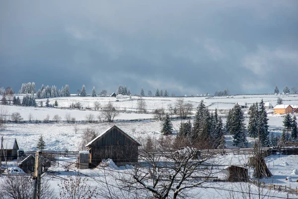 Pueblo Alpino Transilvania Rumania Casas Cubiertas Nieve Invierno —  Fotos de Stock