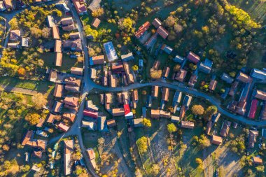 Hava dron görüntü bir köyün Transilvanya, Romanya
