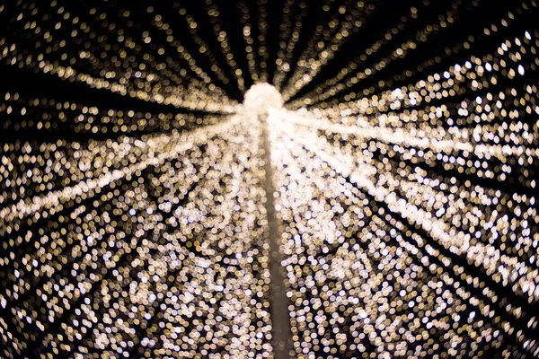 クリスマス都市ライトの背景のボケ味を抽象化します 暗いパターン上のぼやけ 明るい輝く円 — ストック写真