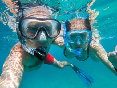 Maldivler sualtı selfie alarak aşık şnorkel çift