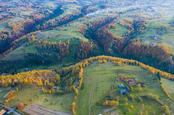Luftaufnahme Von Schönen Herbstlichen Hügeln Und Bunten Wäldern Von Einer — Stockfoto