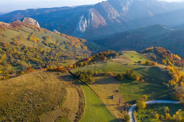 Widok Lotu Ptaka Pięknymi Wzgórzami Jesień Kolorowy Las Drone Transylwania — Zdjęcie stockowe