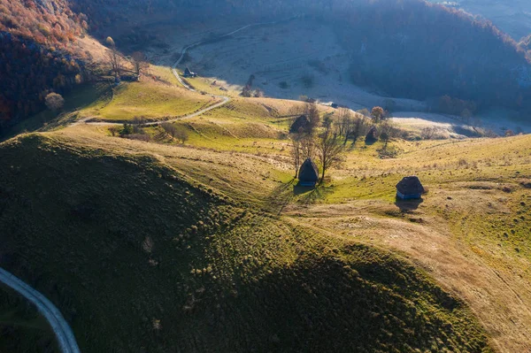 Cena Drones Aéreos Outono Paisagem Montanhosa Rural Com Casas Madeira — Fotografia de Stock