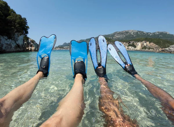 Snorkeler 夫妇在海滩上放松身心 蓝鳍晒黑腿 清澈海水中的脚蹼 — 图库照片