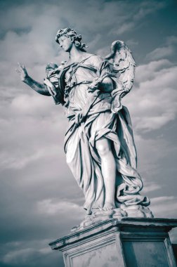 Çivi ile melek heykeli. Ponte Sant' Angelo, Roma, İtalya. Tonlu görüntü
