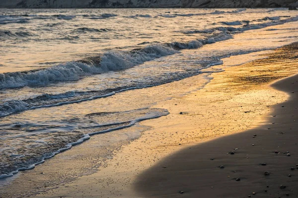 Olas Acercándose Playa Arena Durante Atardecer Dorado —  Fotos de Stock