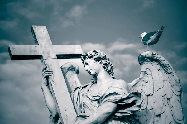 十字架を持つ天使の像 ポンテ アンジェロ ローマ イタリア トーンのイメージ — ストック写真
