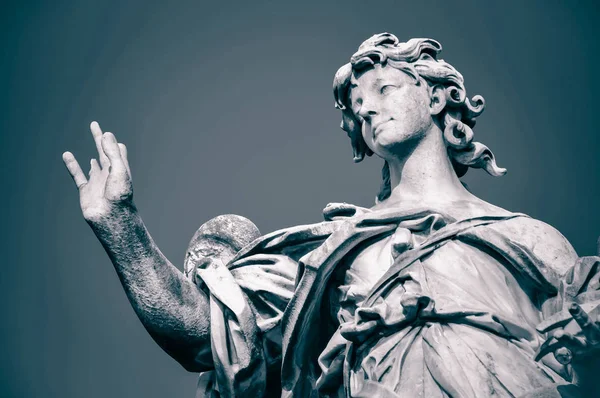 釘と天使の像が ポンテ アンジェロ ローマ イタリア トーンのイメージ — ストック写真