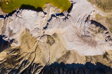 Gerçeküstü hava görüntüsünü terk açık döküm benim. Kötü arazi desen ve bir dron gölden